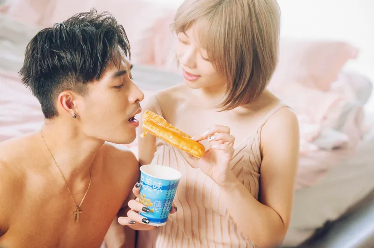 有村希與男主角互餵油條豆漿，充滿遐想。何樂音樂提供