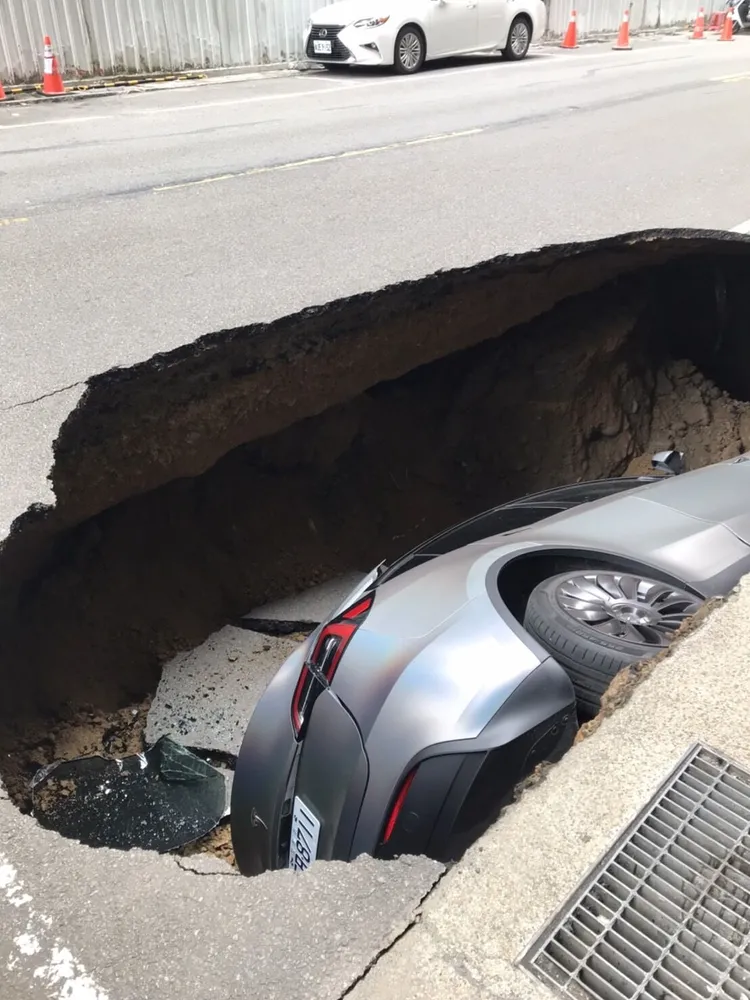 特斯拉側翻掉落坍塌坑洞中。翻攝畫面