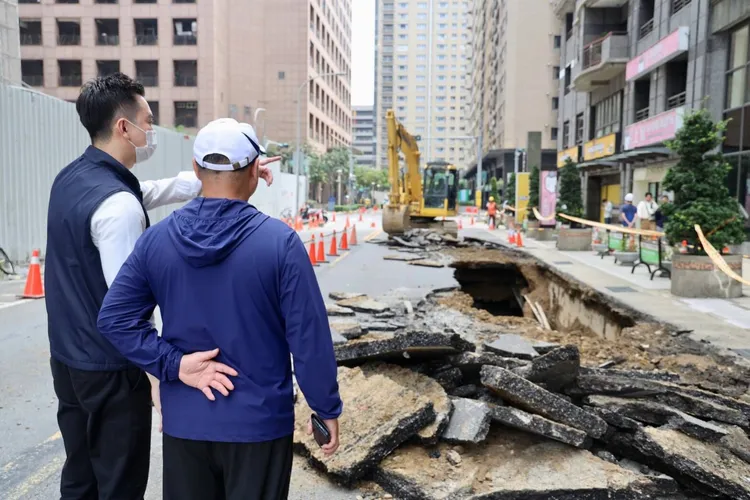 竹北市長鄭朝方到場會勘。竹北市公所提供