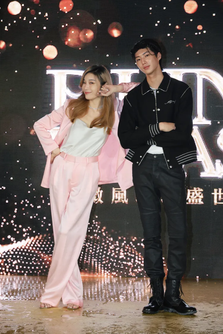 單身有1段時間的女星蔡淑臻（左），找來身高有193公分的同門師弟金雲配對亮相。鄭孟晃攝