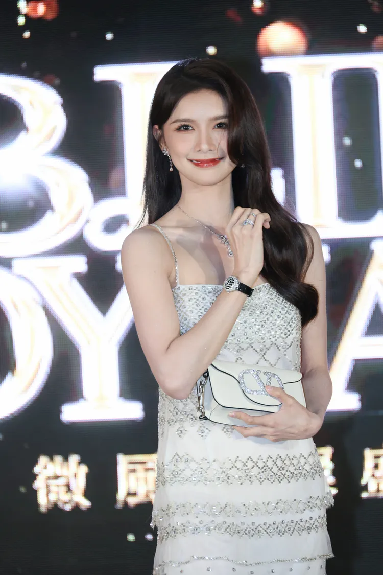 蔡卓宜與王大陸穩定交往中，今紅毯上閃耀在她右手無名指的法國珠寶品牌CHAUMET鑽戒，更讓人不禁興起了小倆口是否好事將近的猜測。鄭孟晃攝