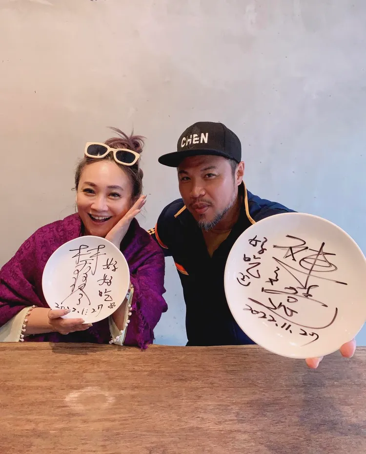 陳致遠（右）和林秀琴因為生活作息不良，身體接連亮紅燈。林秀琴提供