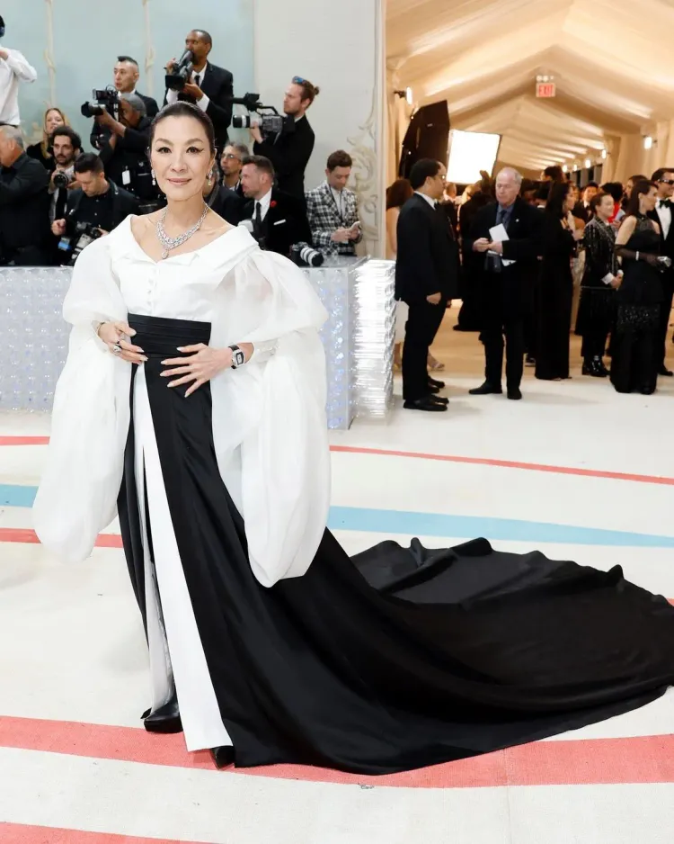 楊紫瓊身著「時尚老佛爺」卡爾拉格斐同名品牌戰袍，於Met Gala紅毯上再展雍容影后架式。翻攝iheartradiobroadway IG