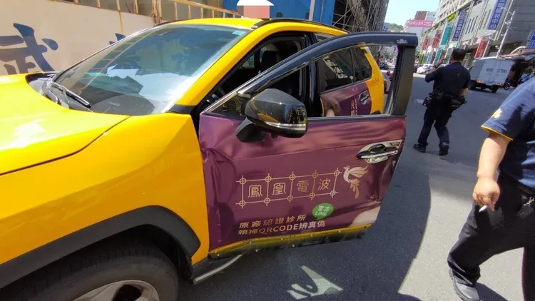 陳姓計程車司機停靠路邊突然開車門。林口警分局提供