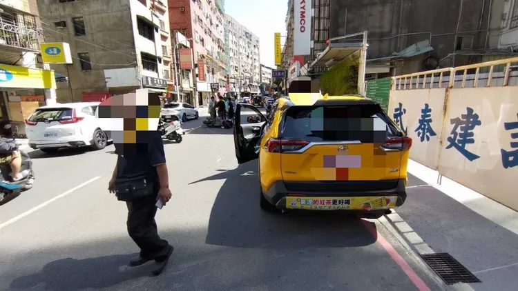 陳姓運將突開車門釀禍，在現場等待警方處理。林口警分局提供