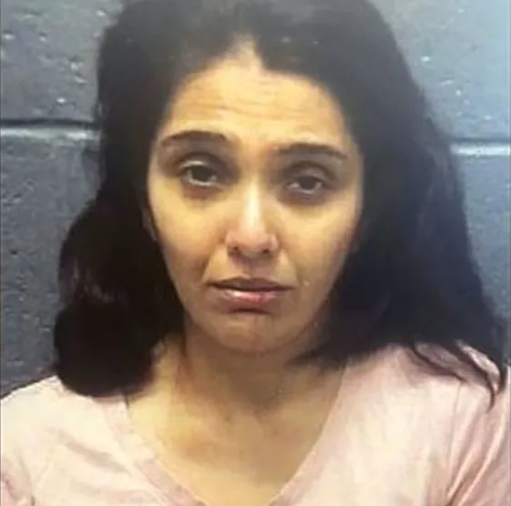 警方經過4年追查，終於確認女嬰生母身分，將她逮捕。翻攝福賽斯郡治安官辦公室