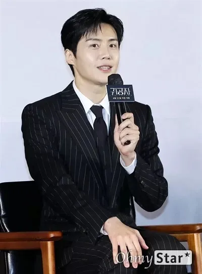 金宣虎帥氣出席新片《貴公子》記者會。翻攝ohmy star