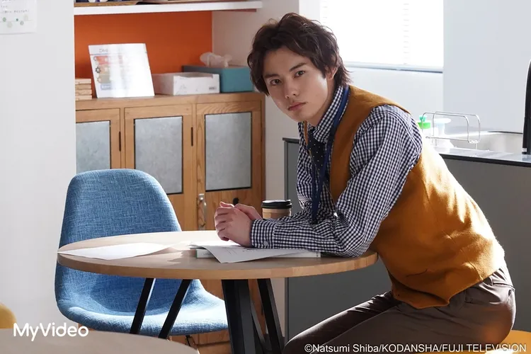 前田拳太郎飾演營業部新進員工花美男「花妻蘭」。MyVideo提供