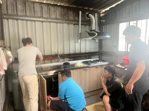 高雄在地知名廚具公司，準備百套廚具，為偏鄉沒廚房的家庭贈送愛心！