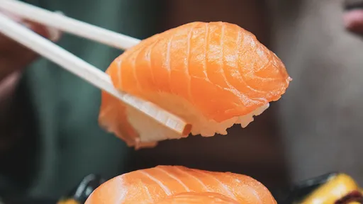 吃完壽司才發現餐廳「醬油瓶有蛆」 晚了!他從天黑一路拉到天明