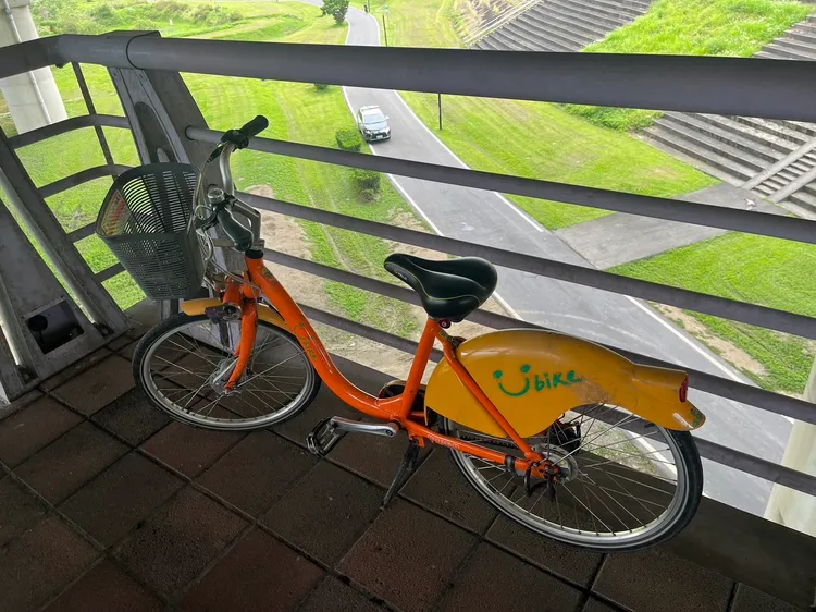 王女騎乘的自行車停在一旁。三重警分局提供