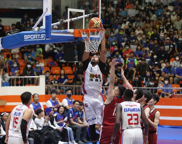 菲爾斯(中)最佳救火隊。中華籃協