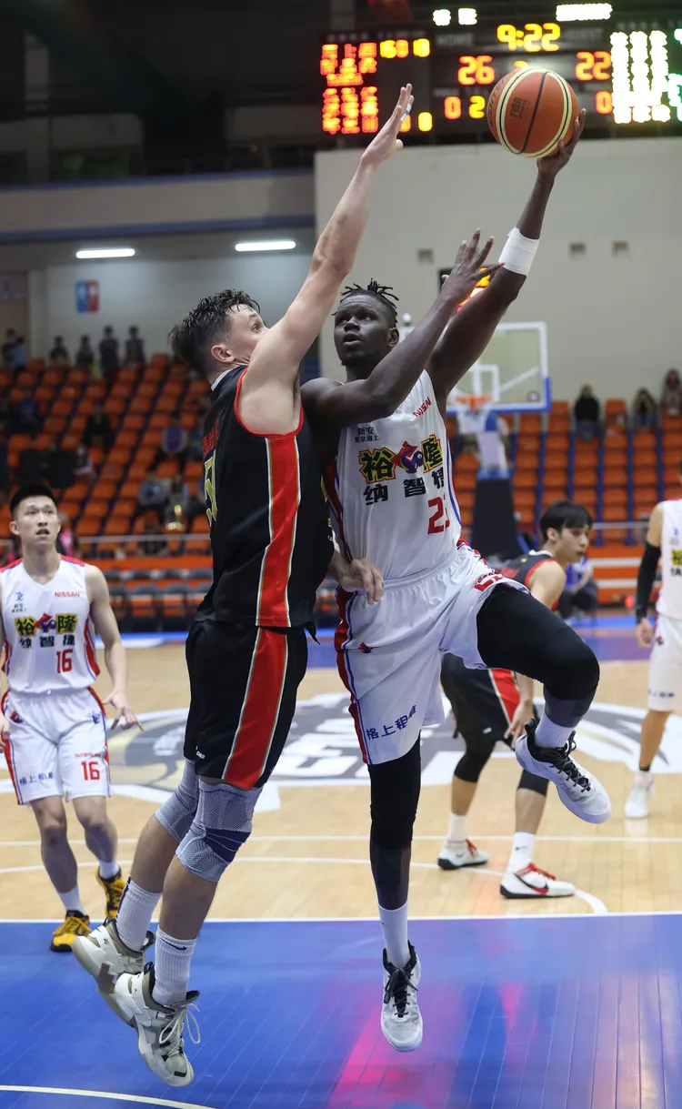 斑霸(右)入選中華白。中華籃協