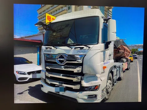 藝人黃豪平遭砂石車猛撞　影片曝光！「碰」一聲車殼四散