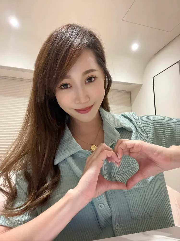 黃露瑤20日曬照，但包緊緊的被笑「太古板」。翻攝臉書「黃露瑤 Mikolina 」