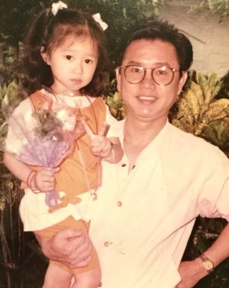 黃露瑤小時候與爸爸合照。翻攝黃露瑤IG