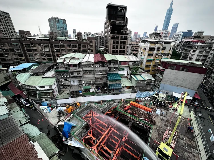 信義區崇德街附近地層下陷，初步了解是旁邊工地連續壁滲水問題。林林攝