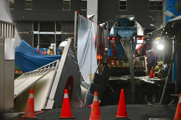 信義區崇德街附近地層下陷，緊急灌漿處置。林林攝