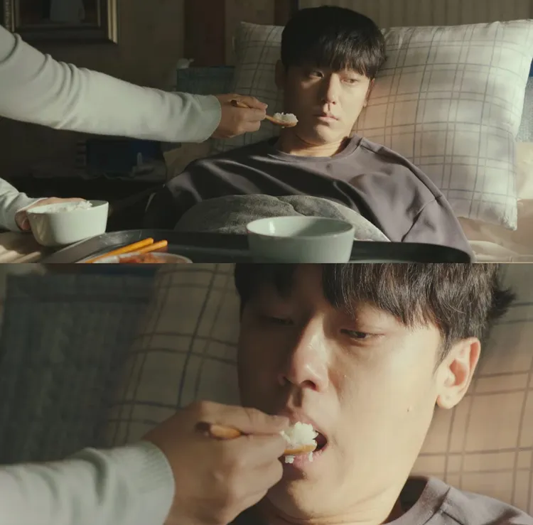 李到晛得到母親羅美蘭的允許，才敢開口吃飯。翻攝Netflix