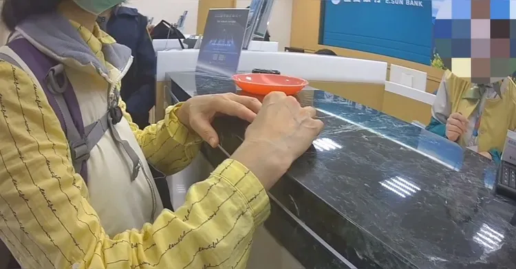 婦人打算臨櫃匯款20萬元。翻攝畫面