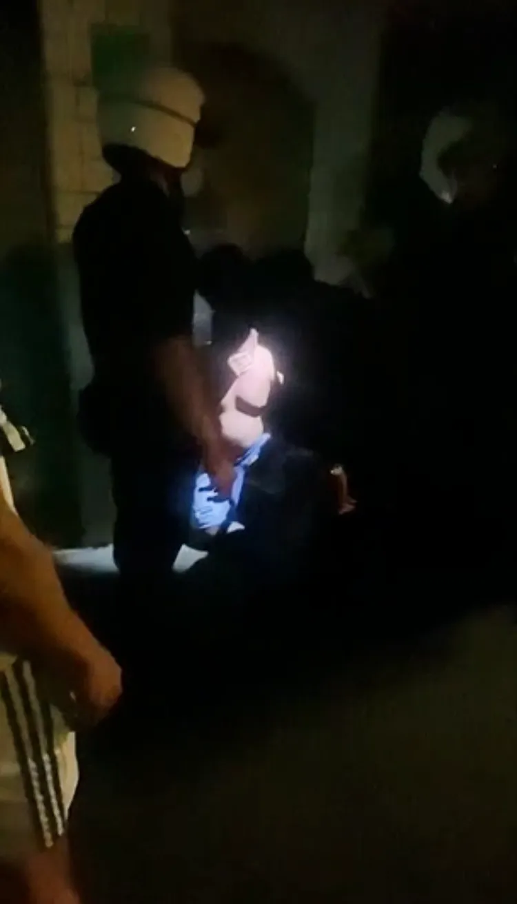 溫男一度喊無法呼吸，蹲地要警方給他水。讀者提供者