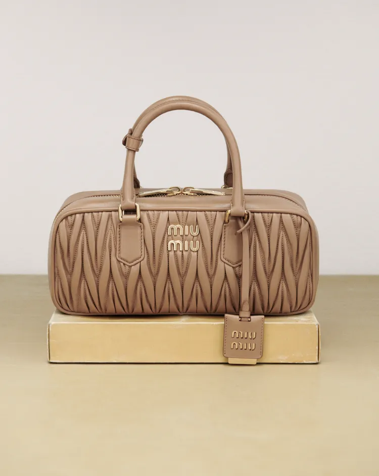 Matelassé納帕軟皮手提包，9萬7000元。品牌提供