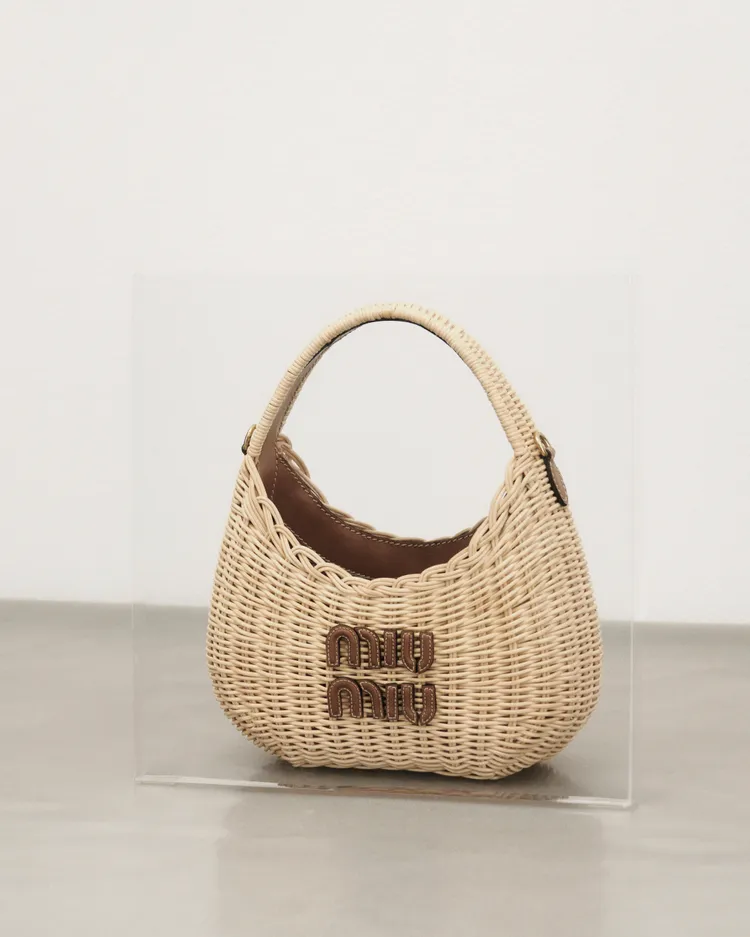 籐織半月形手提包，6萬9000元。品牌提供