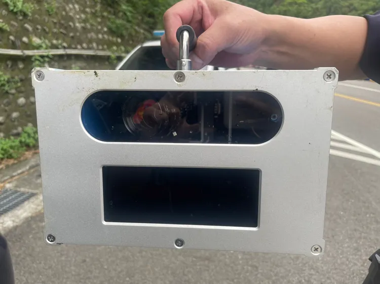 被撞壞的測速照相機。三峽警分局提供