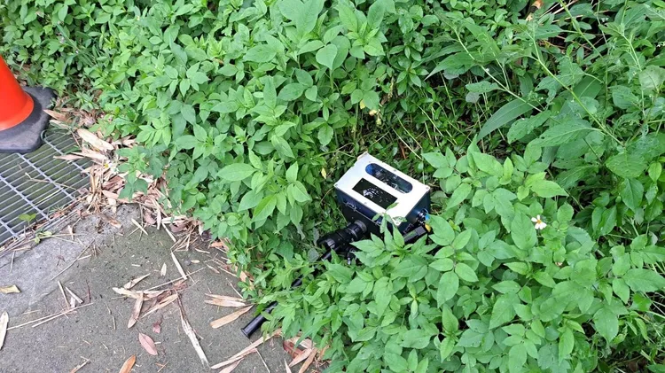 測速照相機被撞進草堆中。三峽警分局提供