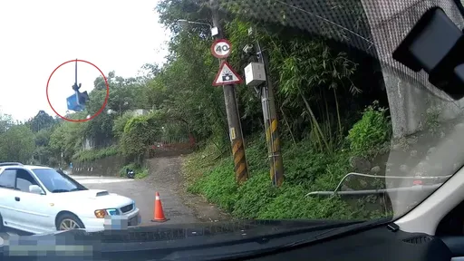 疑闪机车加上入弯过快　硬皮鲨飘移撞坏测速相机！驾驶恐赔70万