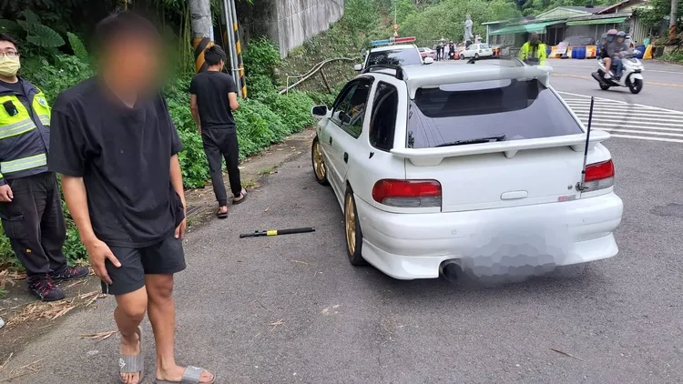 肇事的陳男在旁等待警方採證。三峽警分局提供