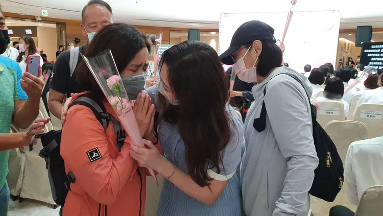 民眾情緒激動向曾馨瑩表達感謝。林芳如攝