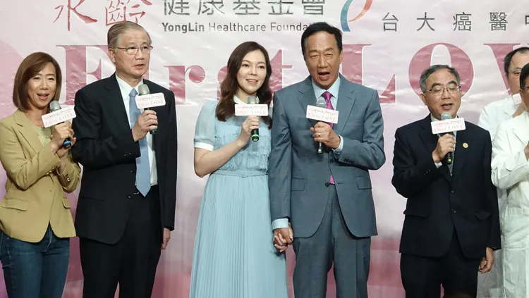 鴻海創辦人郭台銘(右3)與妻子曾馨瑩(左3)出席台大癌醫感恩音樂會。莊宗達攝