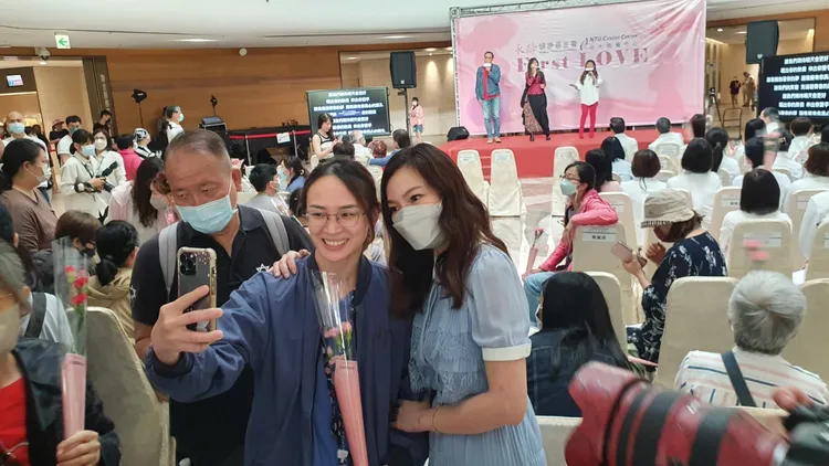 曾馨瑩面對合照請求來者不拒。林芳如攝