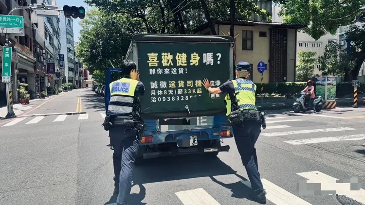 警方澄清非業者廣告噱頭，是同仁為民服務善舉。警方提供