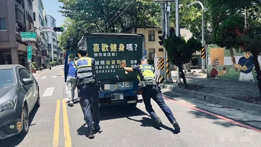 台南警大街推「喜歡健身」廣告車引側目　真相曝光！不是浩克啦