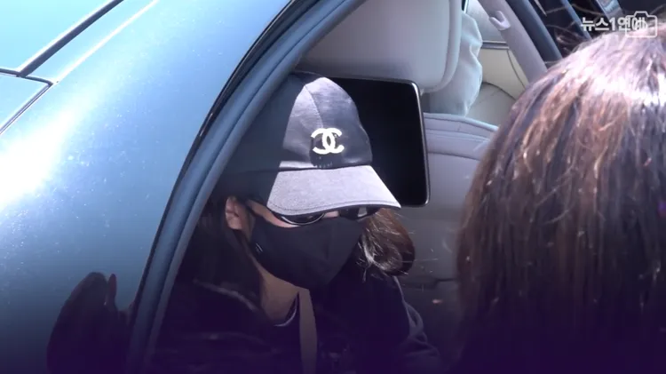 Jennie抵達尼斯機場，見到大批粉絲停下腳步，坐在車門邊開起簽名會。翻攝news1