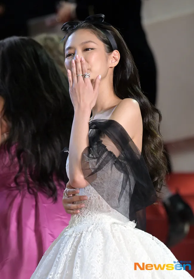 Jennie登上星光大道，聽到滿場粉絲呼喊她的名字，獻出飛吻。翻攝Newsen