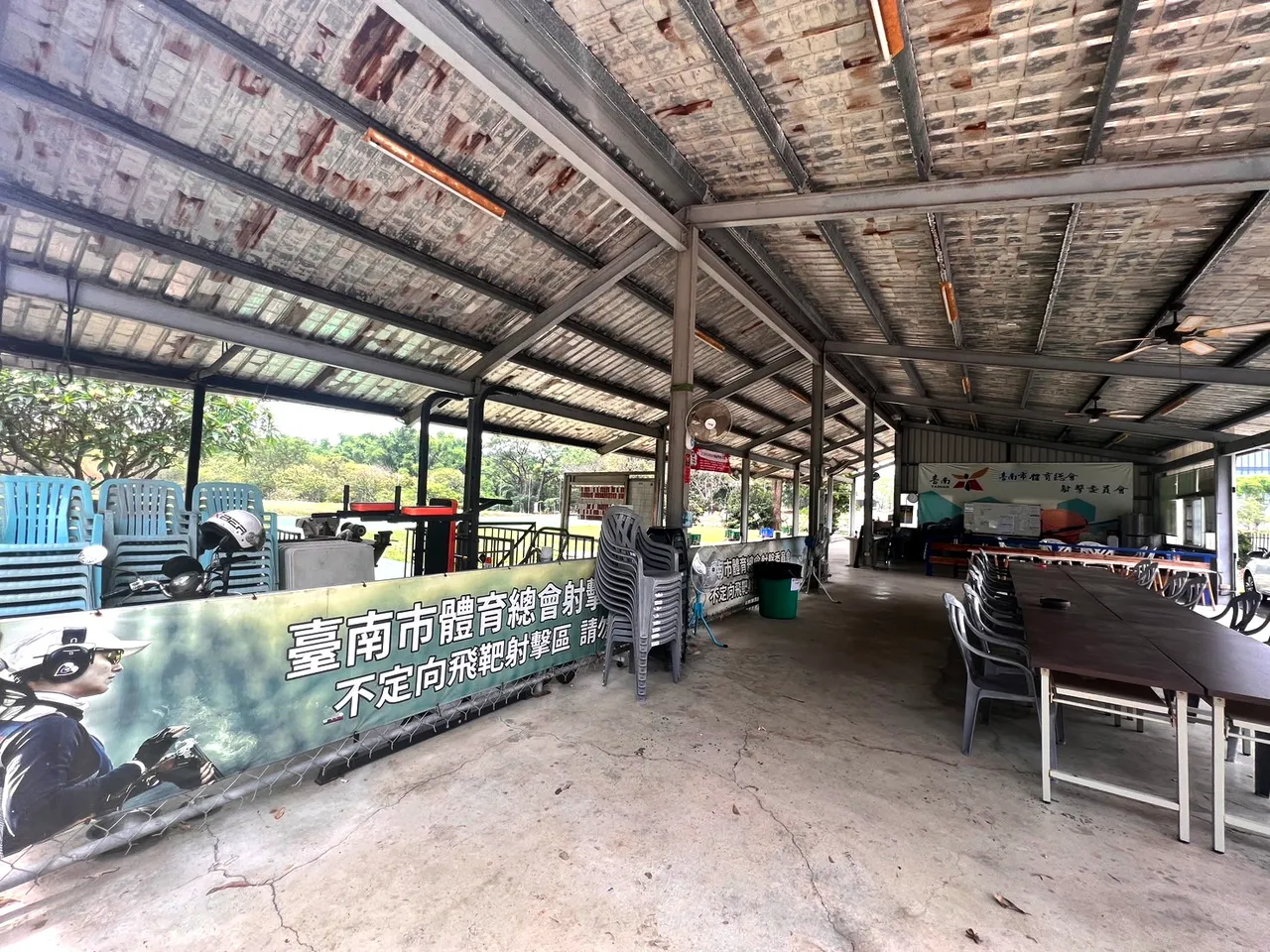 會員不滿新址延宕,舊址又被迫關場,氣罵市府「莊孝維」。讀者提供