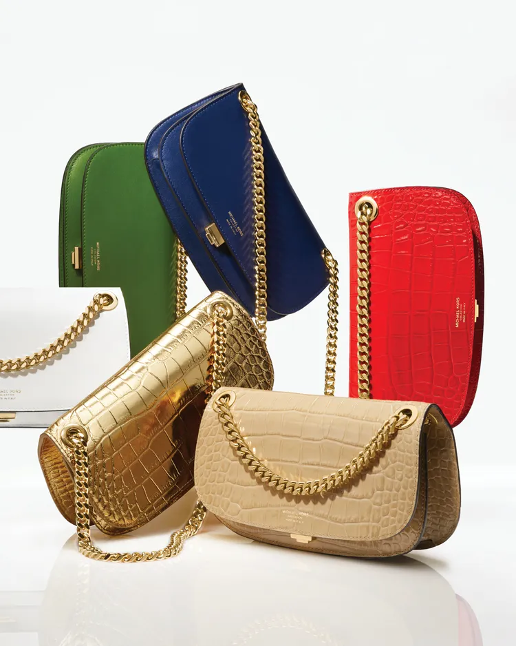 Christie肩背信封包是Michael Kors Collection本季的主打配件之一，每只約3萬2700元起。品牌提供