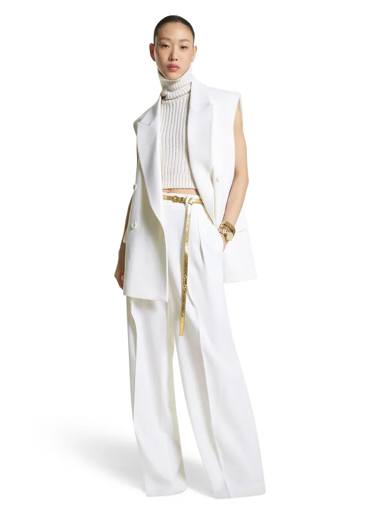 白色羊毛無袖夾克5萬900元、白色羊毛打褶寬褲4萬1300元。品牌提供