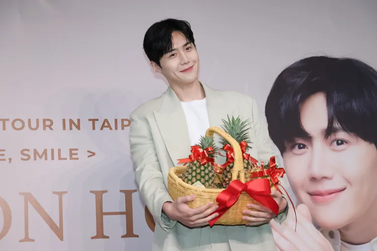 金宣虎捧著鳳梨，對攝影要求有求必應。鄭孟晃攝