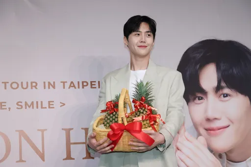 金宣虎首登寶島竟被鳳梨「嚇到」!秒衝下台捧整籃害羞別過頭