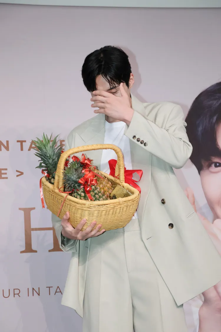 金宣虎拿著鳳梨拍到一半，害羞遮臉。鄭孟晃攝