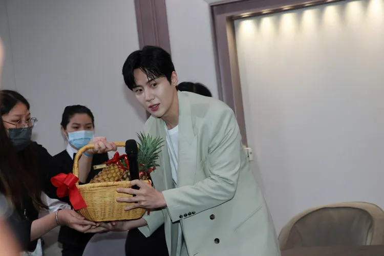 金宣虎得知鳳梨有好運之意，直接衝下台再拿鳳梨擺拍。鄭孟晃攝