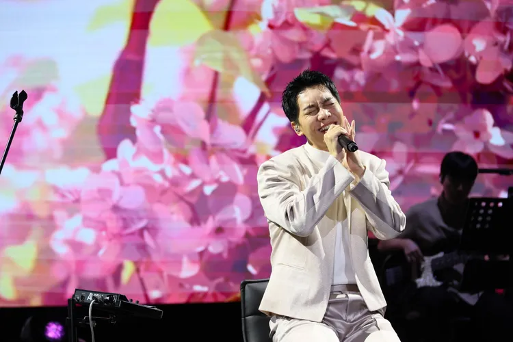 李昇基演唱《走少年路》揭開序幕。鄭孟晃攝