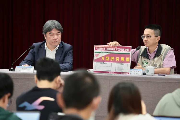 王必勝（左）坦言，資訊公布方面，
「認為有再精進的必要」。彭欣偉攝