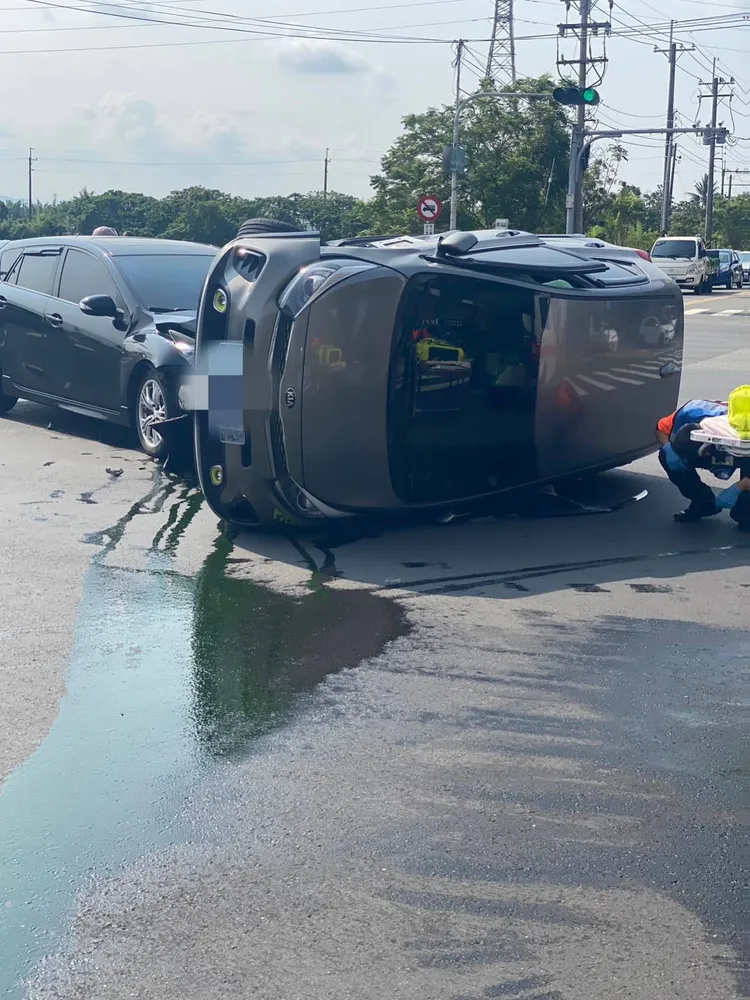 轉彎車遭撞到側翻，車上夫婦倆受到輕傷。讀者提供
