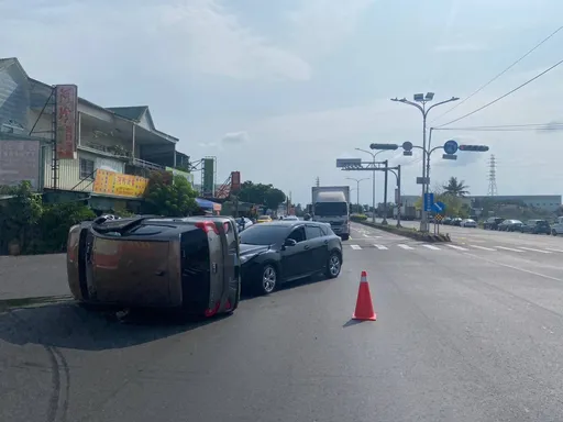 依號誌左轉也有事!轎車疑搶快闖紅燈 轉彎車遭撞側翻釀2傷
