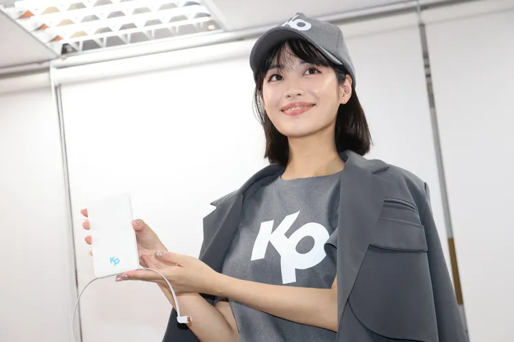 民眾黨發言人徐千晴展示1450棒球帽跟行動電源。鄭孟晃攝